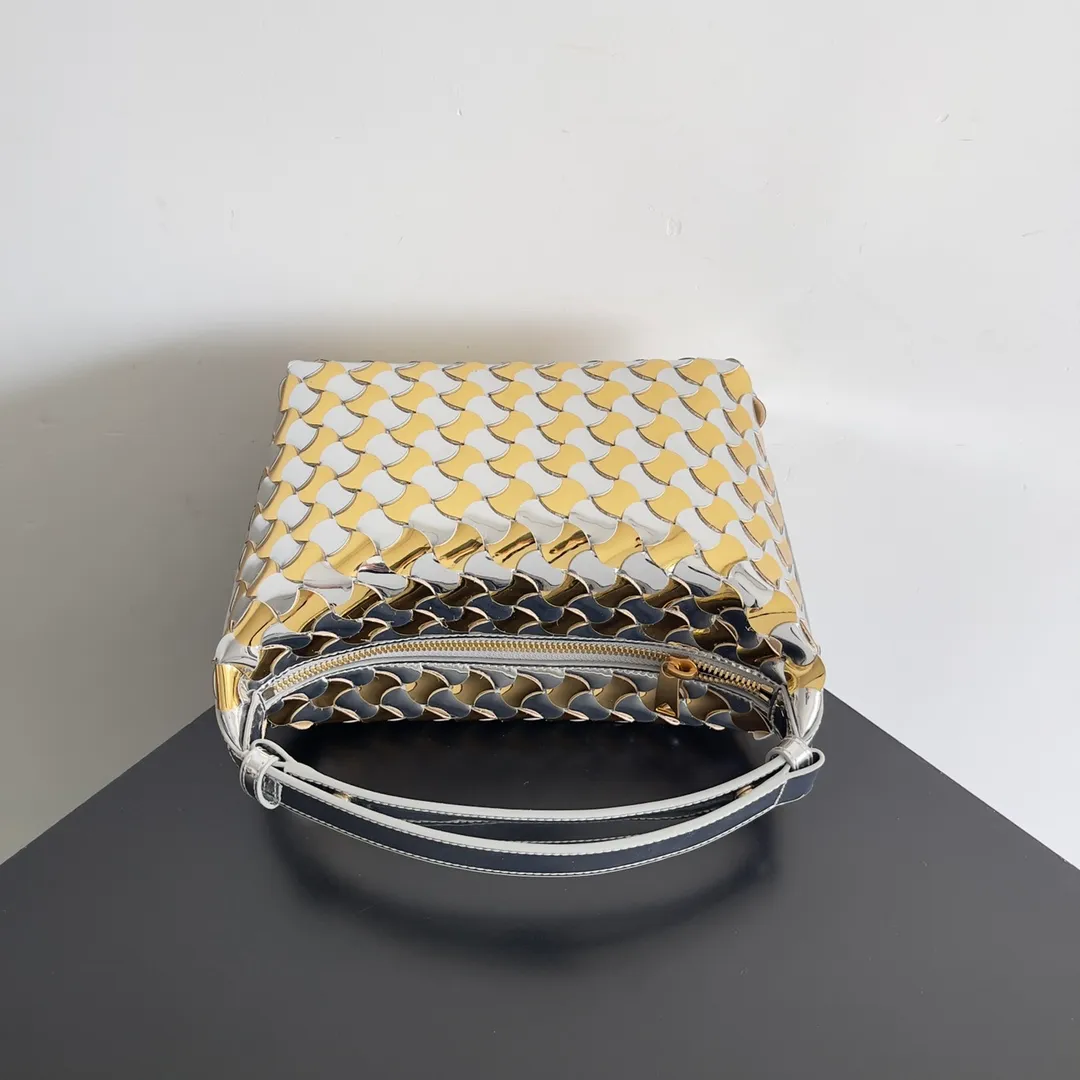Batch 1360 It is predicted that BV Bottega’s lunch bag will be popular again this year. The entire bag is made of top nappa lambskin, which is very soft and lightweight. It also uses the intrecciato weaving process that the two founders spent several months developing from the beginning of the brand. It is completely hand-woven by Italian craftsmen. It perfectly reflects the craftsmanship of Bottega. The entire bag shape is also a very practical and popular lunch box bag type. The slightly curved arc of the bag mouth can also better fit our wrists. Style number: 754443 Size: 22*13*9